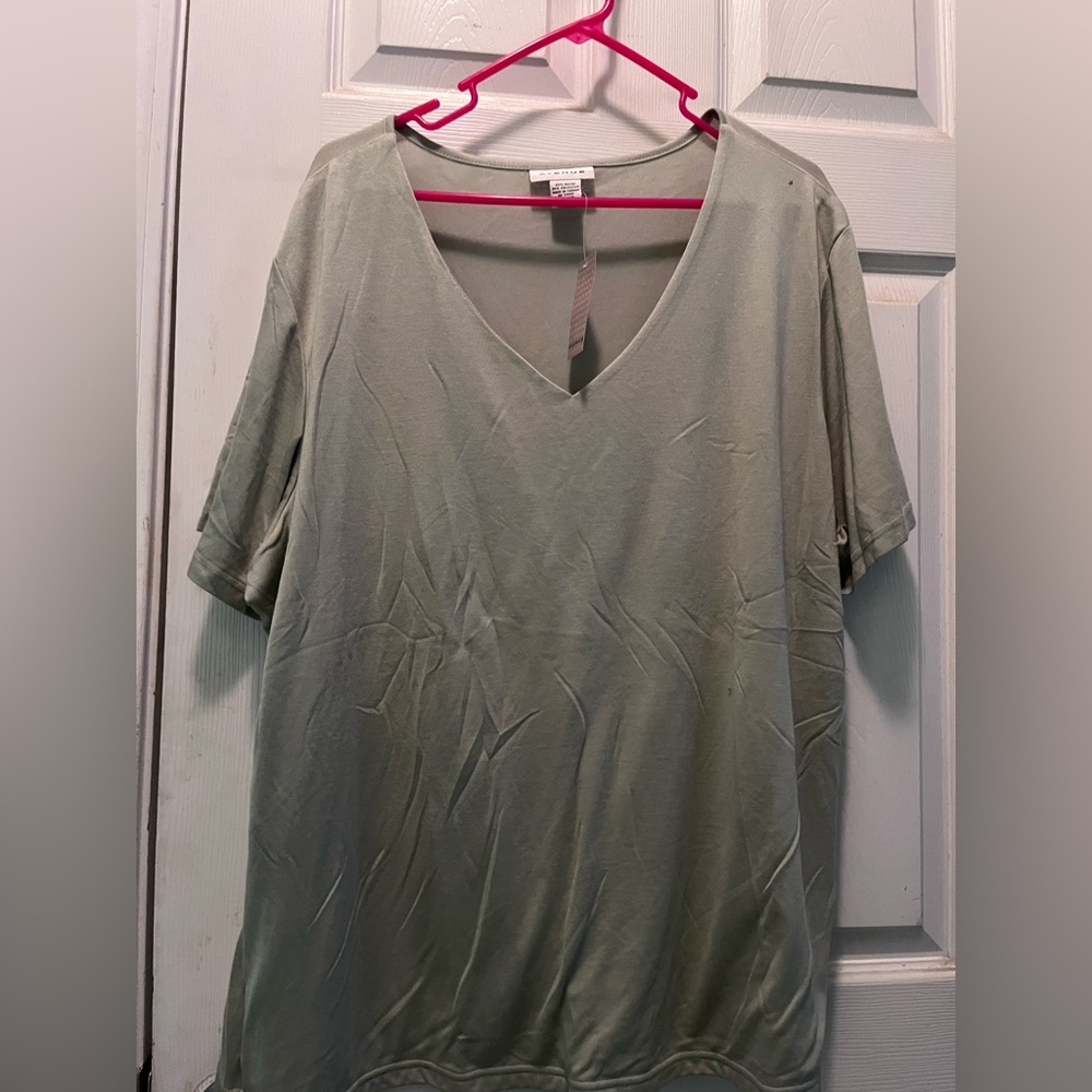 Ladies short sleeve size 26/28   Sage color